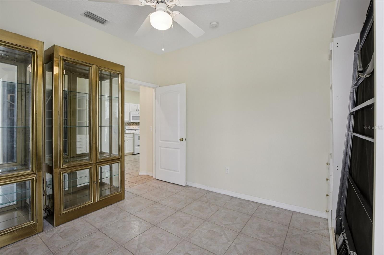 PELICAN POINTE GOLF & COUNTRY CLUB - Residential