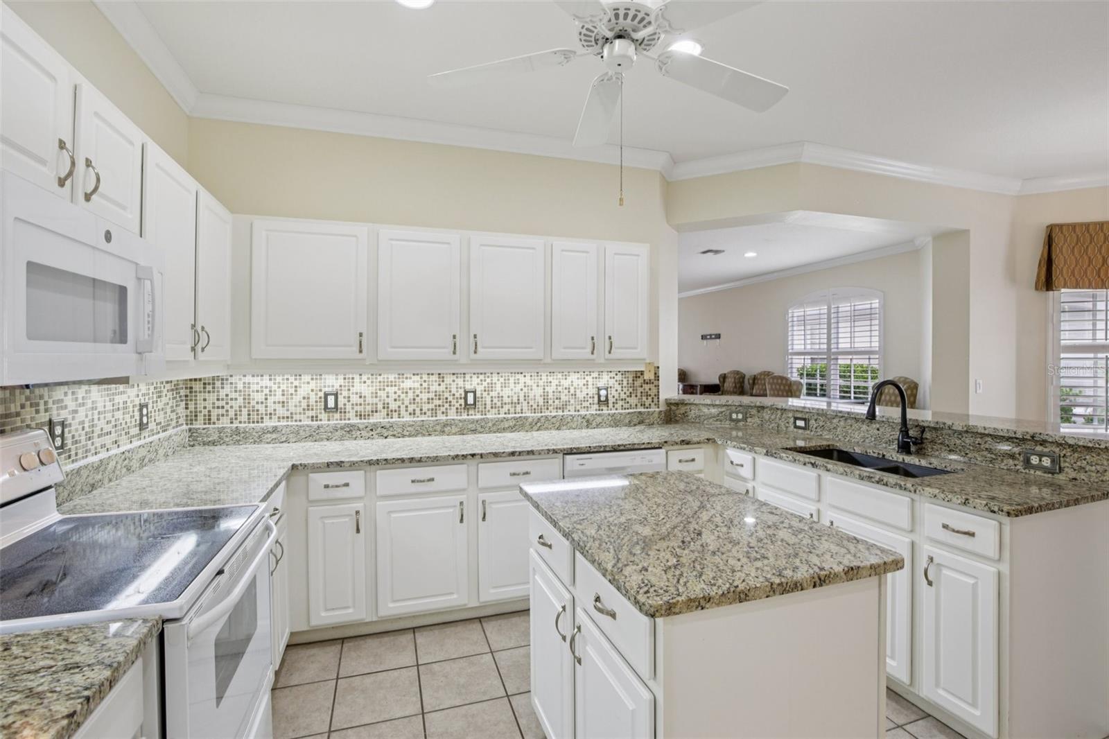 PELICAN POINTE GOLF & COUNTRY CLUB - Residential