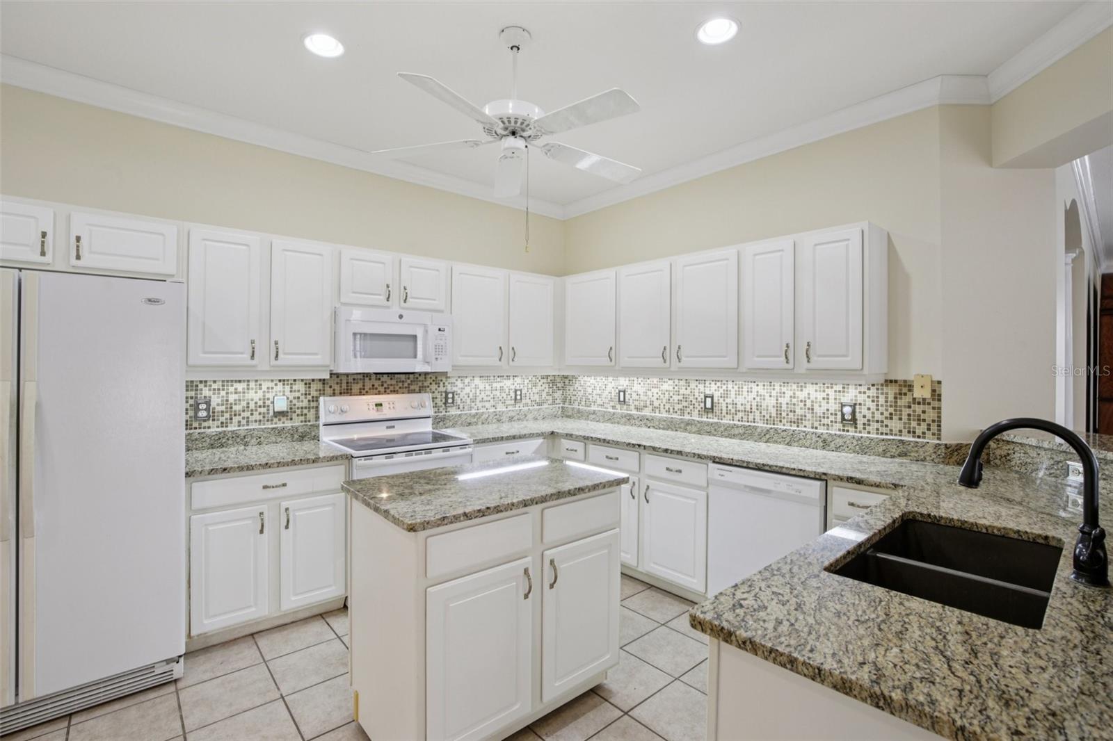 PELICAN POINTE GOLF & COUNTRY CLUB - Residential