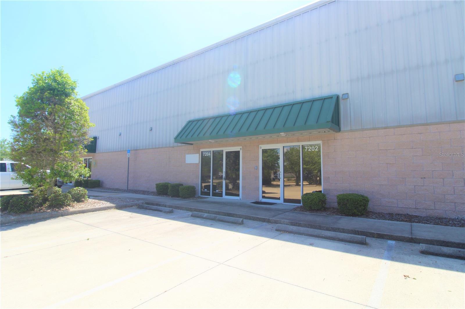 VICTORIA PLAZA - Commercial Lease