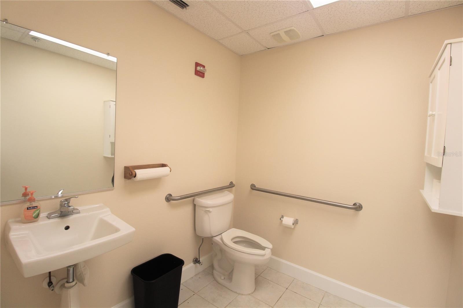 VICTORIA PLAZA - Commercial Lease