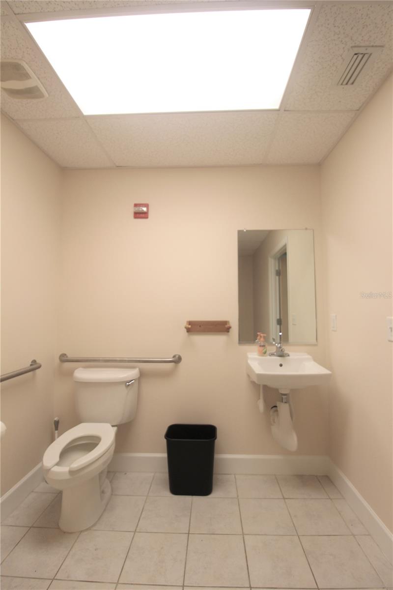 VICTORIA PLAZA - Commercial Lease