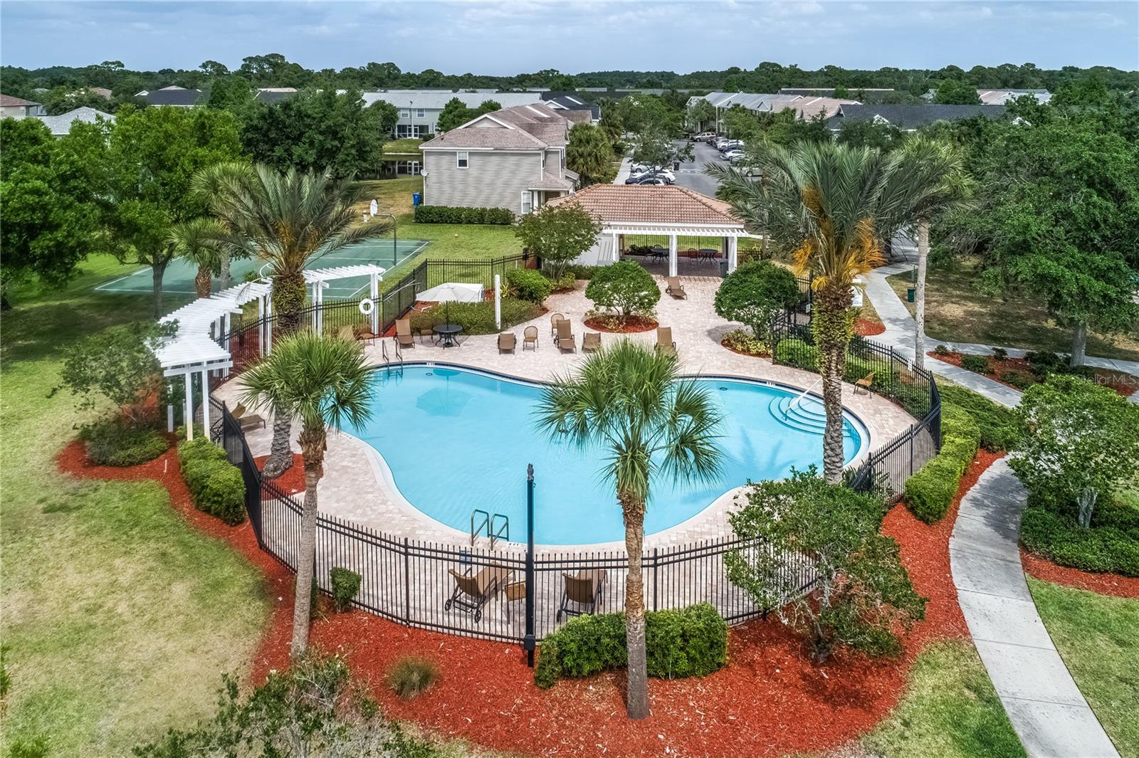 COUNTRY CHASE - Residential