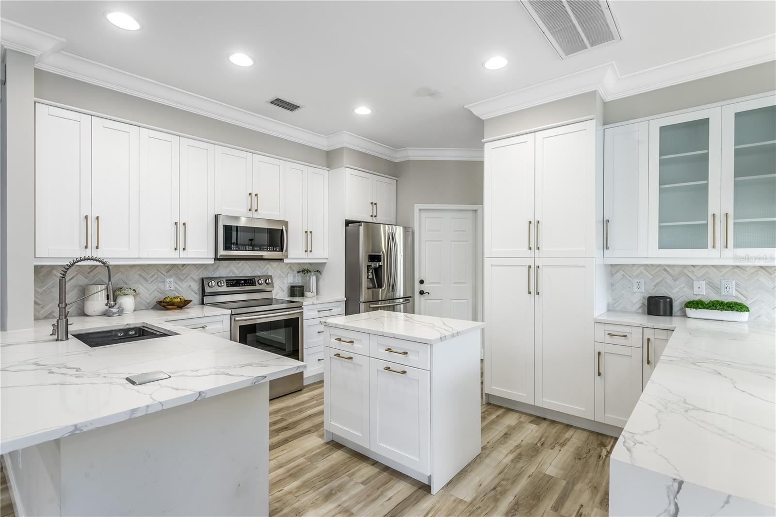 COUNTRY CHASE - Residential