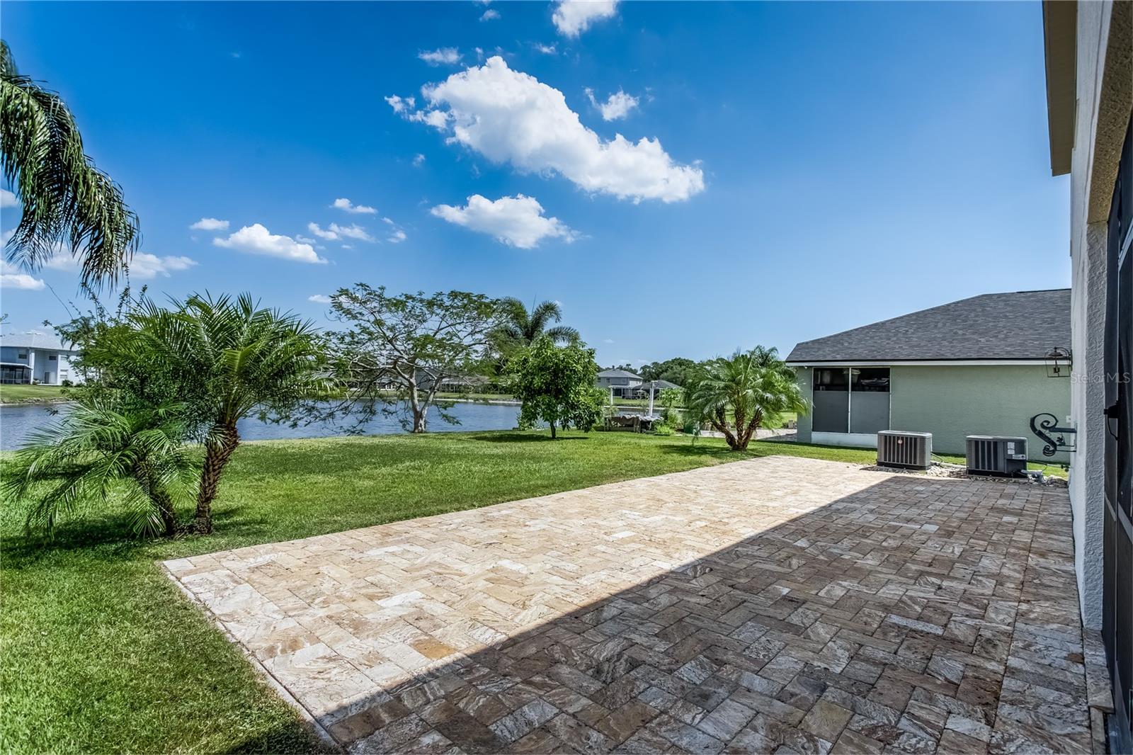 COUNTRY CHASE - Residential