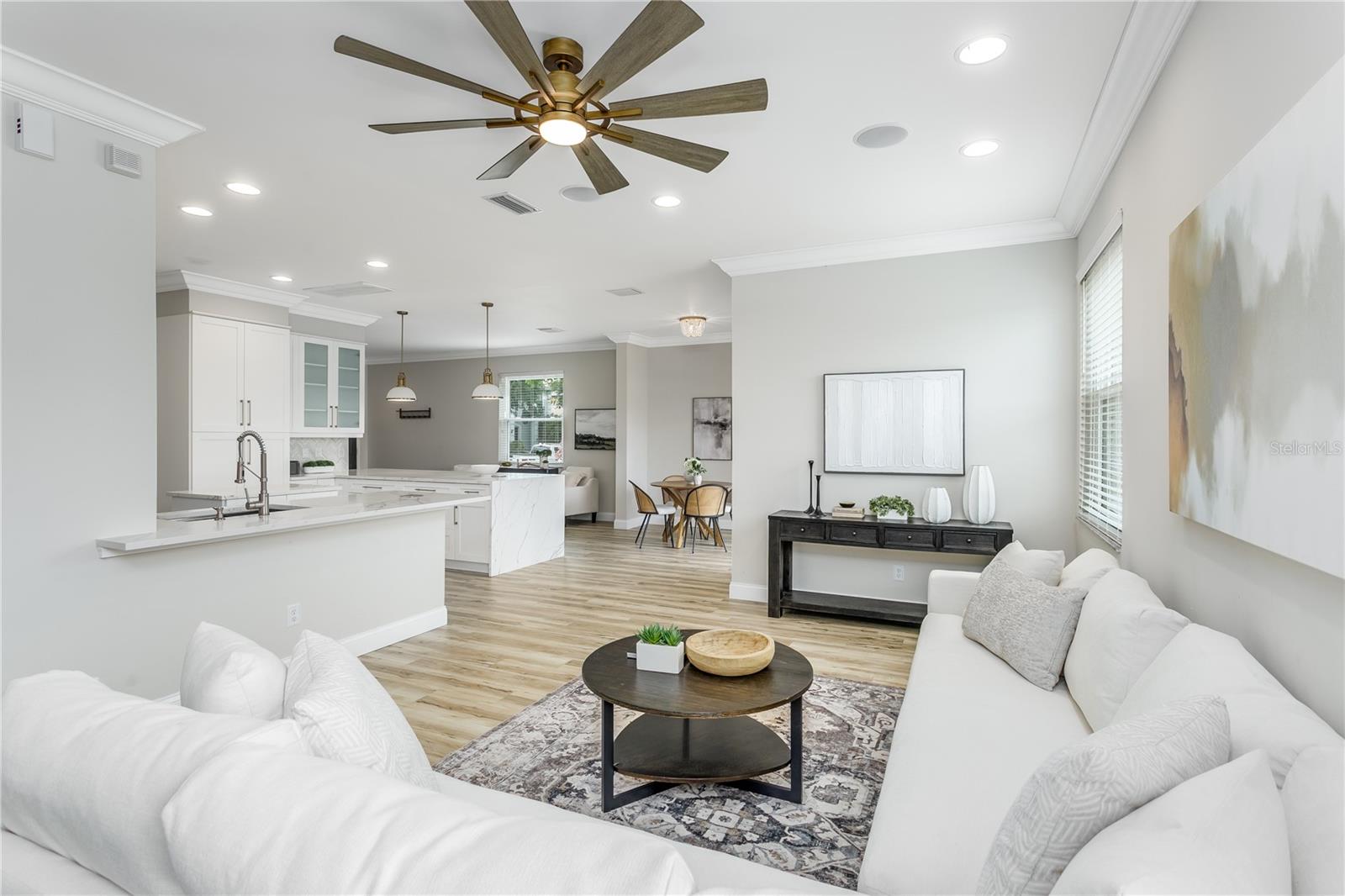 COUNTRY CHASE - Residential