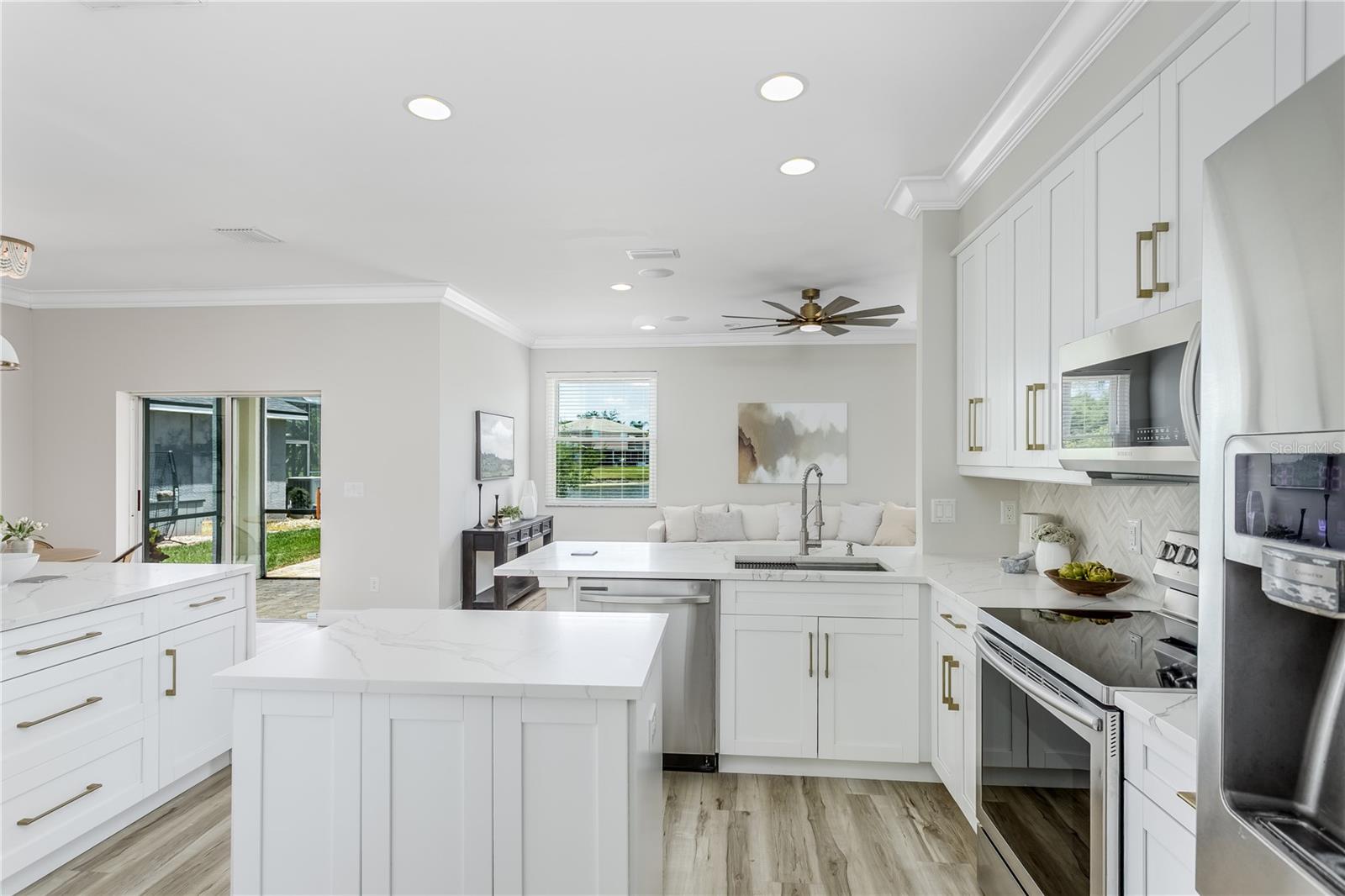 COUNTRY CHASE - Residential