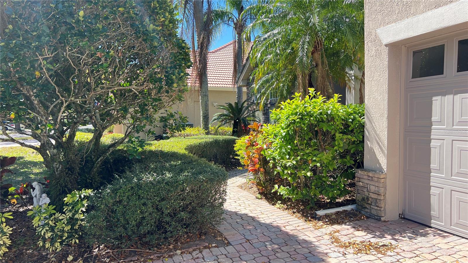 8854 OAK LANDINGS COURT
