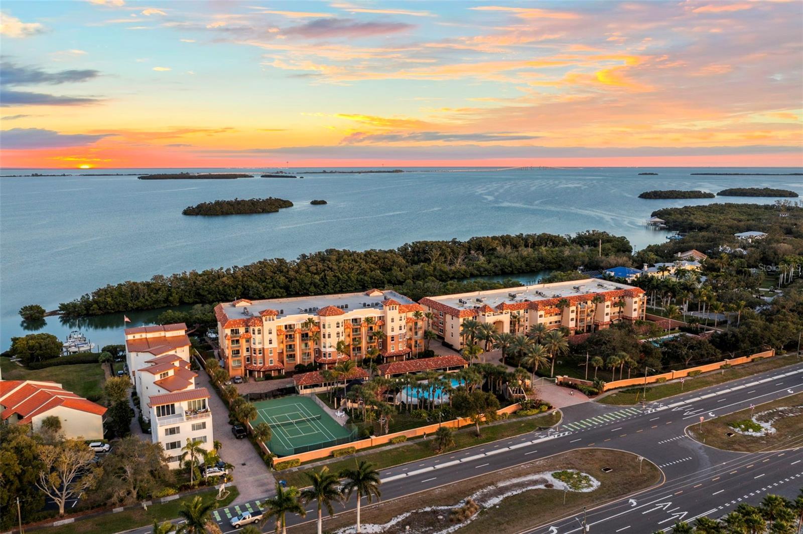 HIDDEN LAGOON AT ARROWHEAD POINT - Residential