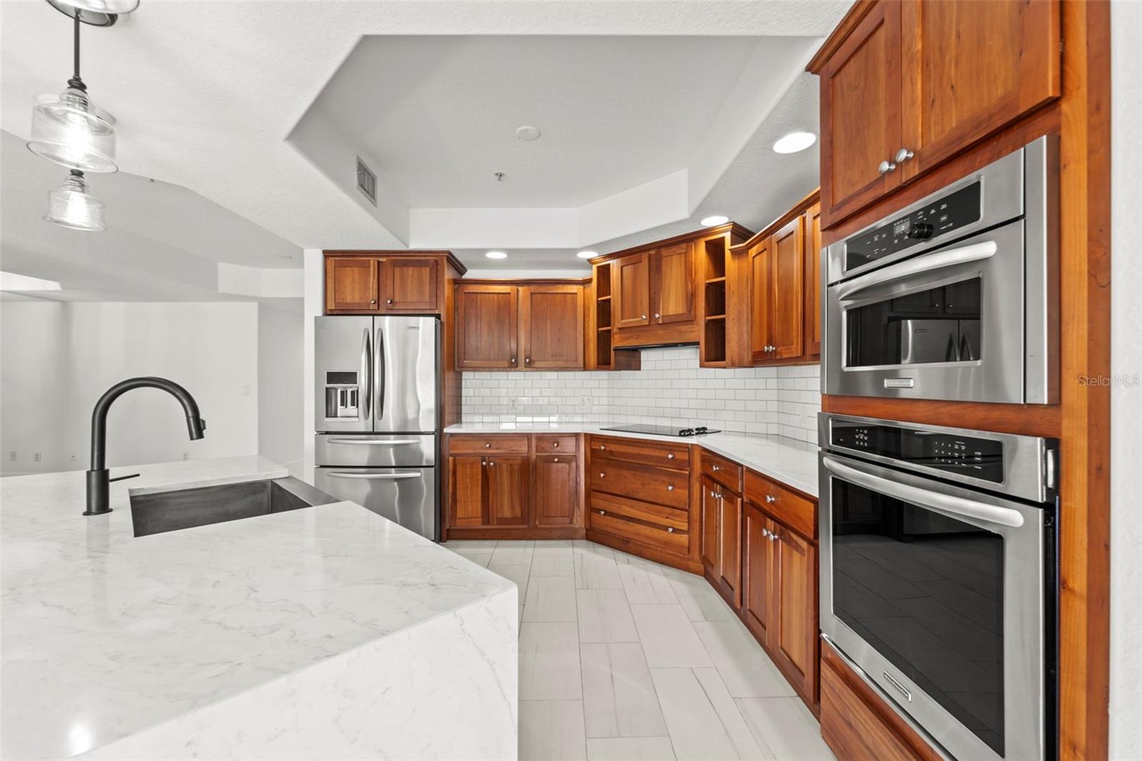 HIDDEN LAGOON AT ARROWHEAD POINT - Residential