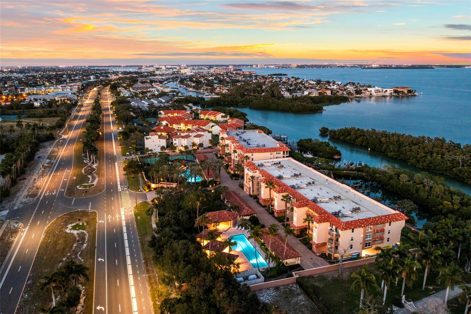 HIDDEN LAGOON AT ARROWHEAD POINT - Residential