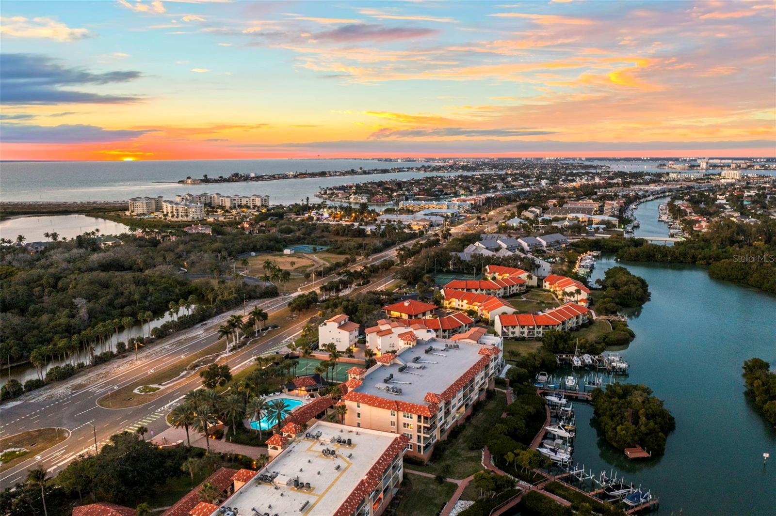 HIDDEN LAGOON AT ARROWHEAD POINT - Residential