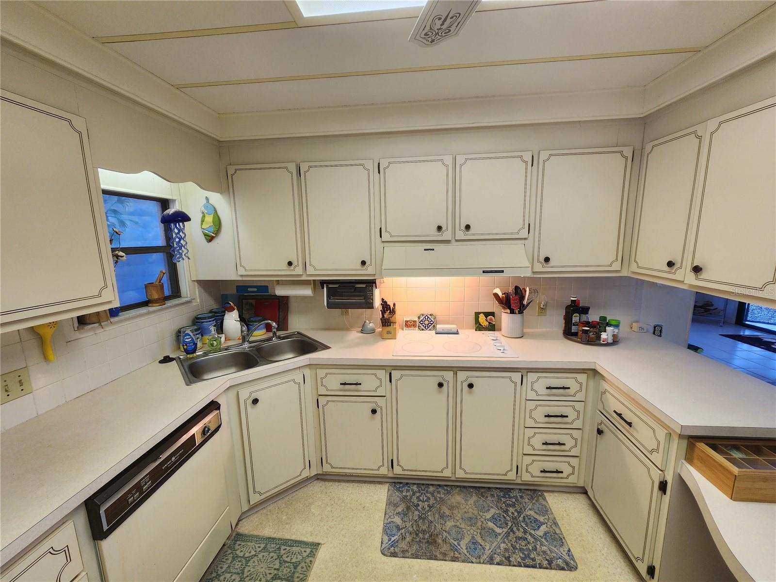 PALM LAKE ESTATES - Residential