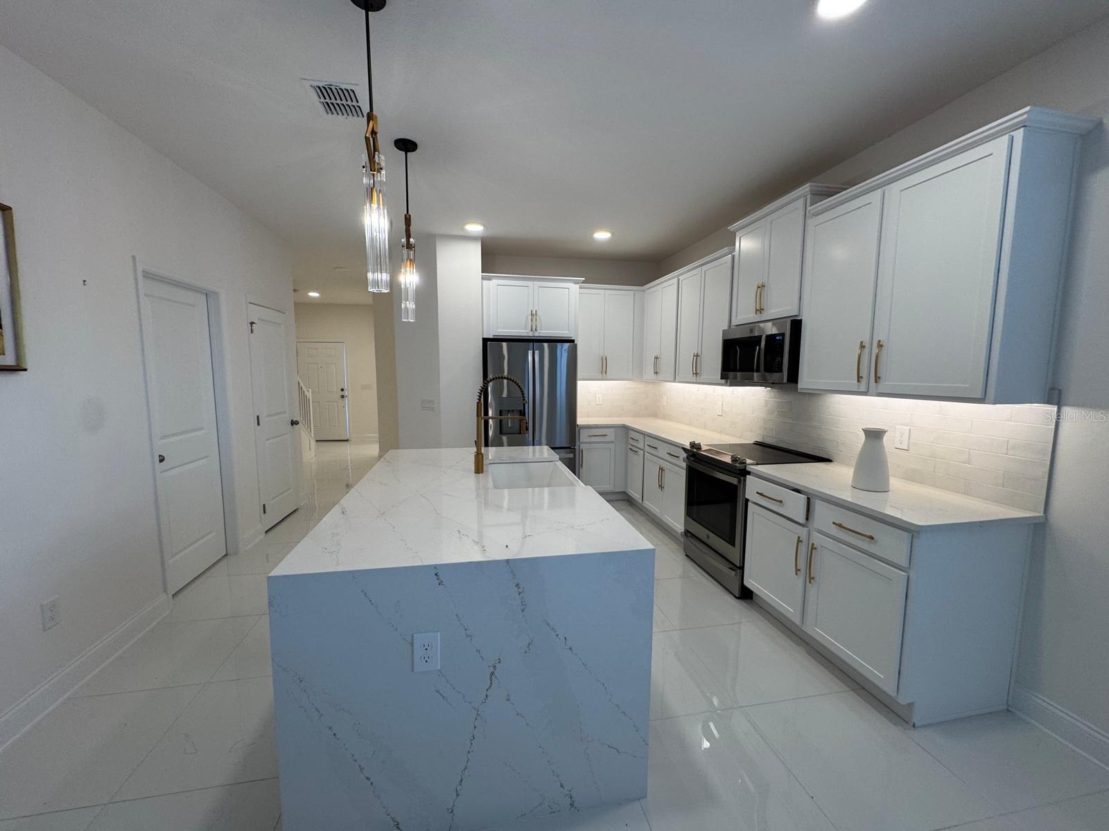 ENCORE/OVATION-PH 4B - Residential Lease