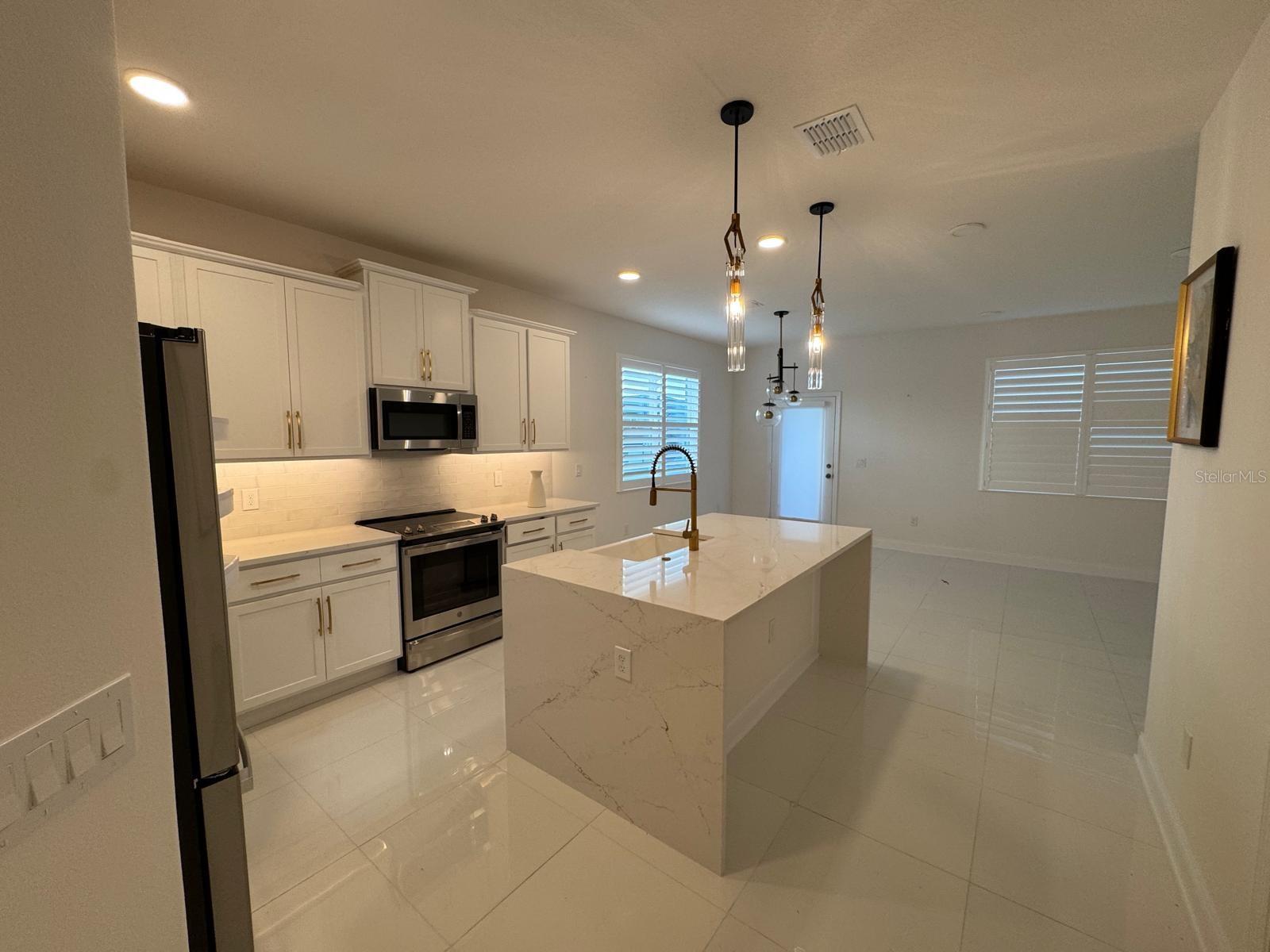 ENCORE/OVATION-PH 4B - Residential Lease