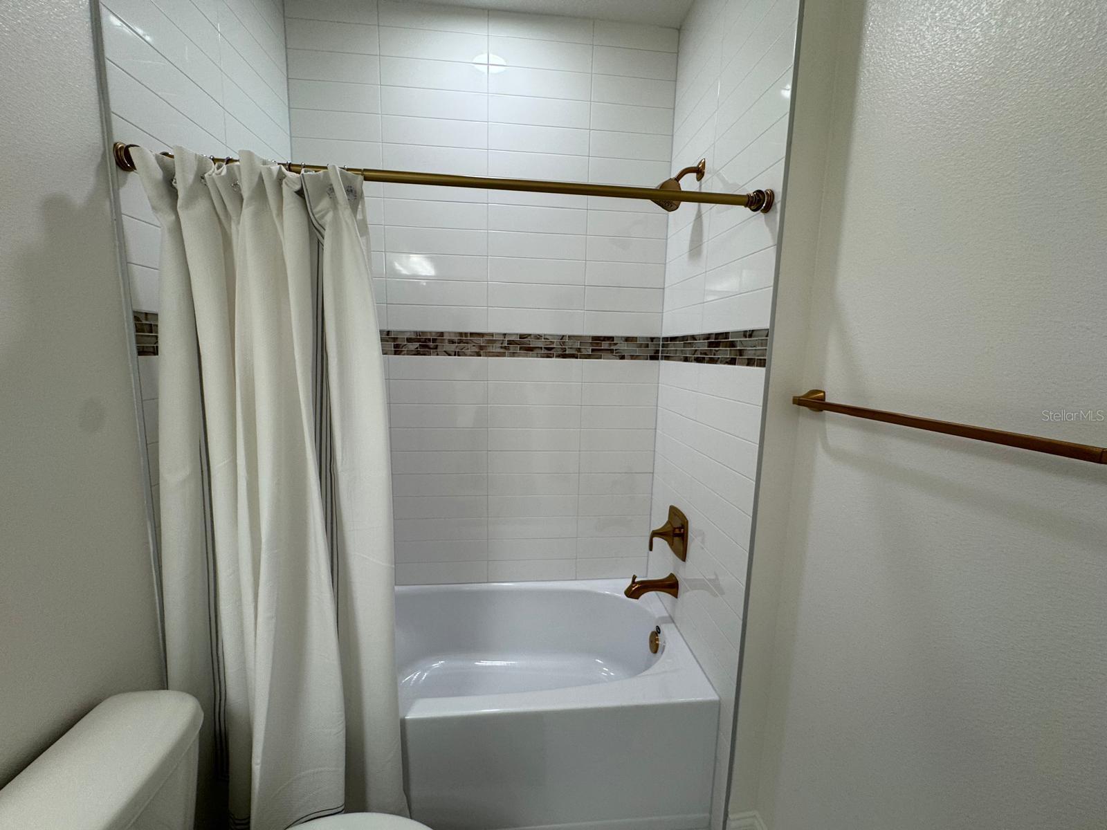 ENCORE/OVATION-PH 4B - Residential Lease