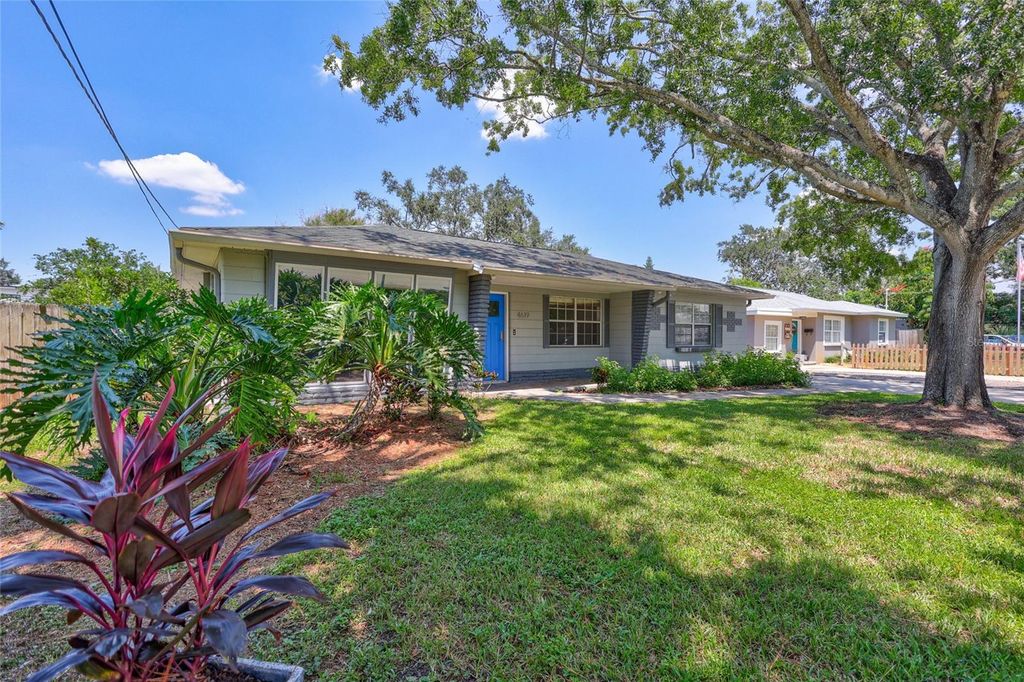 Photo of 4619 W Bay Villa Avenue, Tampa, FL 33611 (MLS # TB8393928)