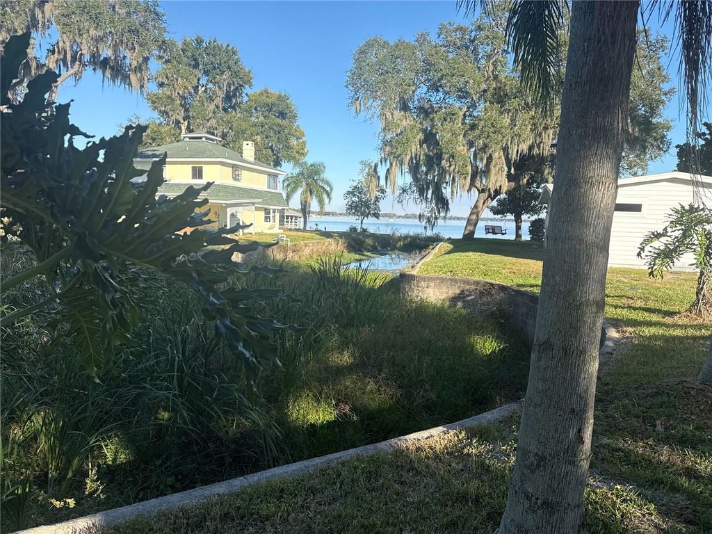 Photo of 903 N Harbor Terrace Rd, Tavares, FL 32778 (MLS # O6360677)