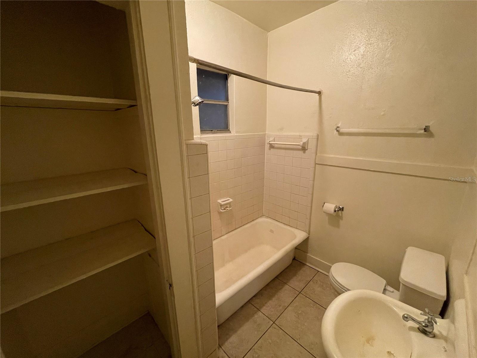 DE LEON PARK - Residential Lease