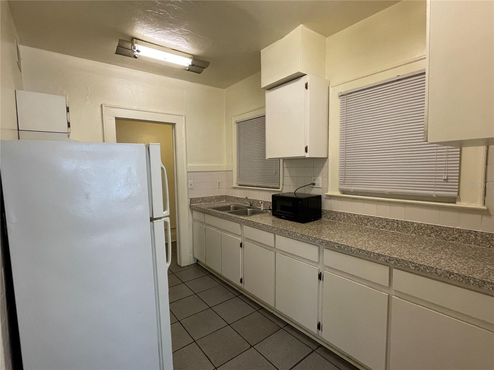 DE LEON PARK - Residential Lease