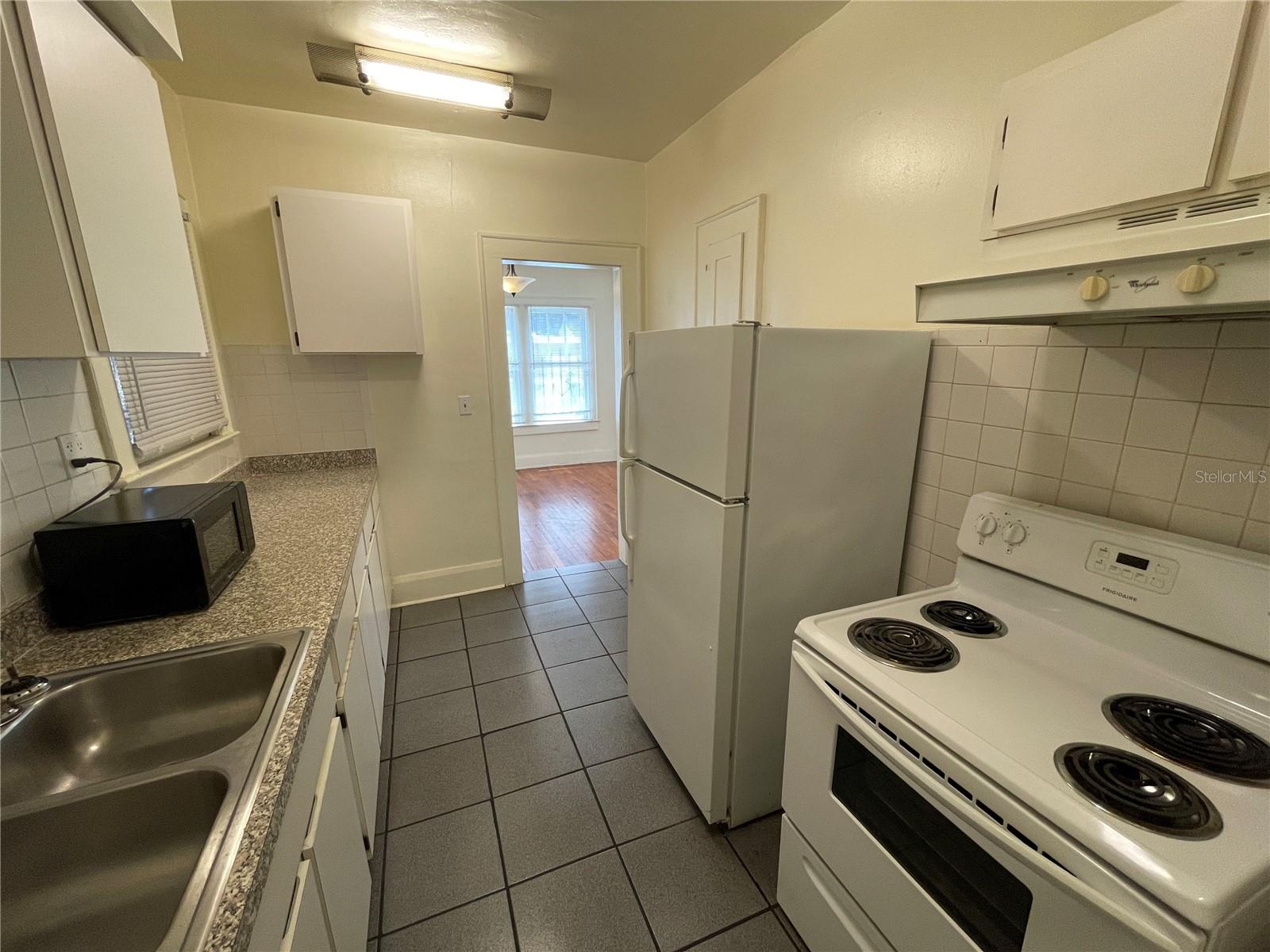 DE LEON PARK - Residential Lease