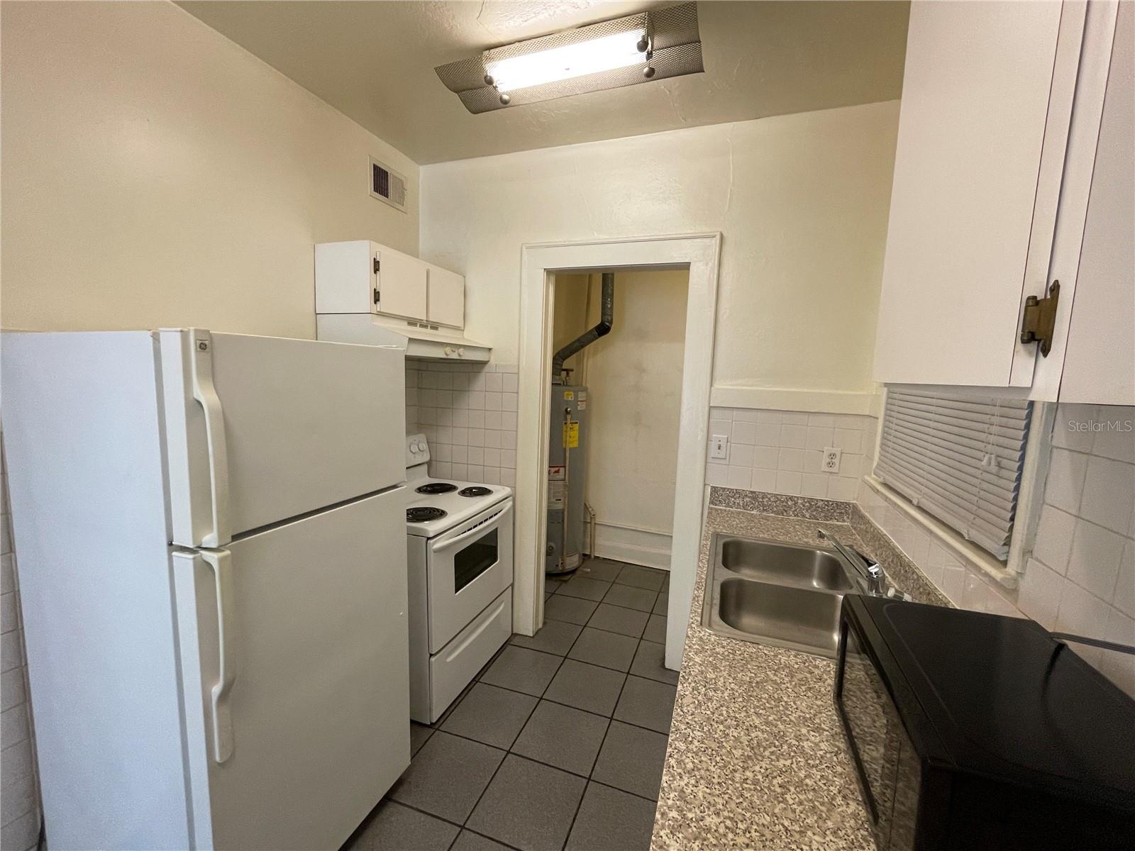 DE LEON PARK - Residential Lease