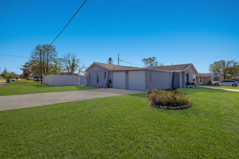 A home in PALMETTO