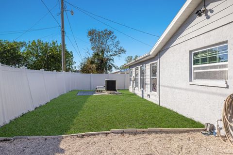 A home in PALMETTO