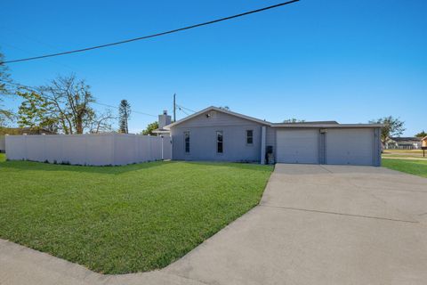 A home in PALMETTO