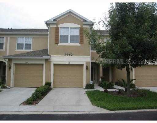 Townhouse of 3 bedrooms and 2.5 baths in a quite community of Vistas at Stonebridge Commons at Metrowest.