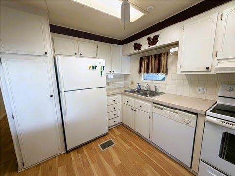 Tiny photo for 101 Mandarin Cove, Leesburg, FL 34748 (MLS # G5119346)