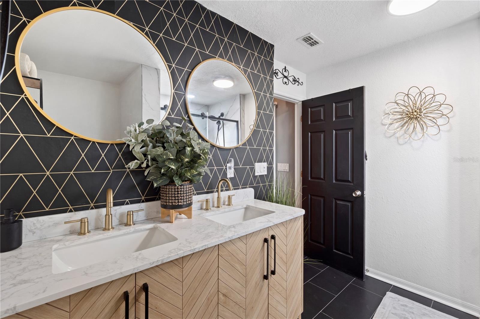 SORRENTO SHORES - Residential