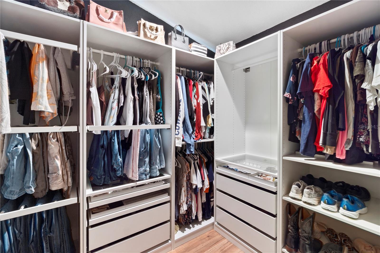 SORRENTO SHORES - Residential