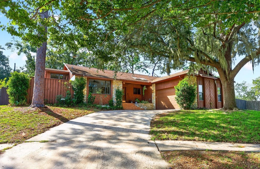 Photo of 1110 Pine Oaks Court, Apopka, FL 32712 (MLS # O6452801)