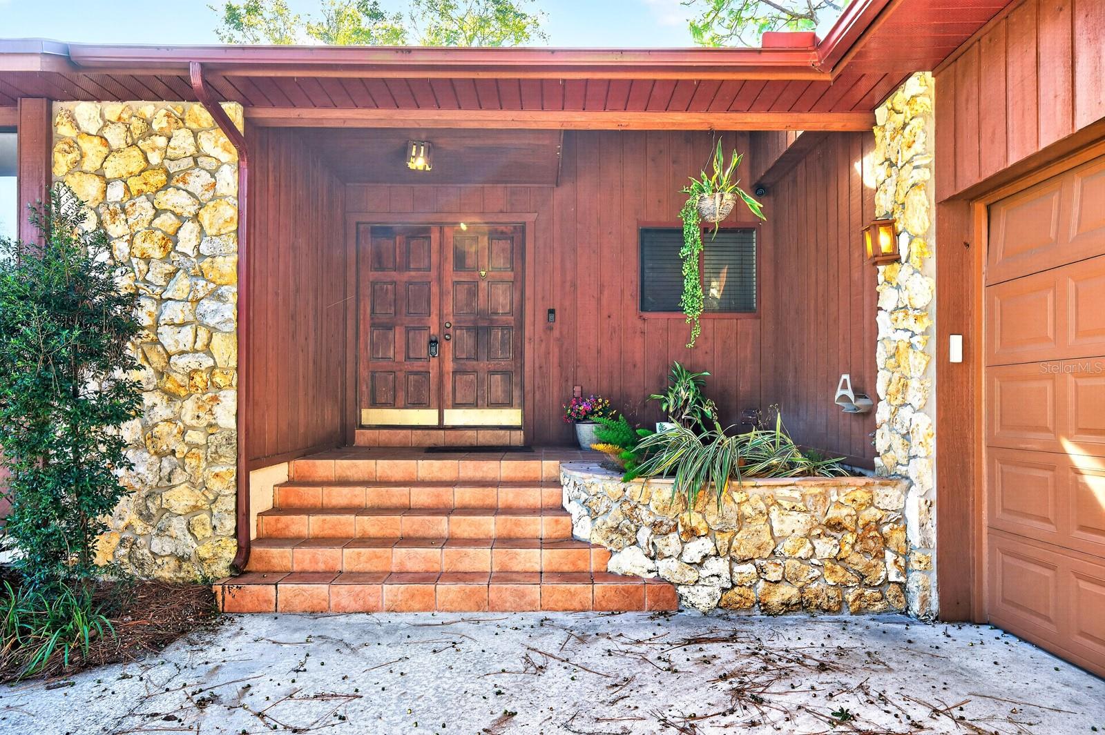 1110 PINE OAKS COURT