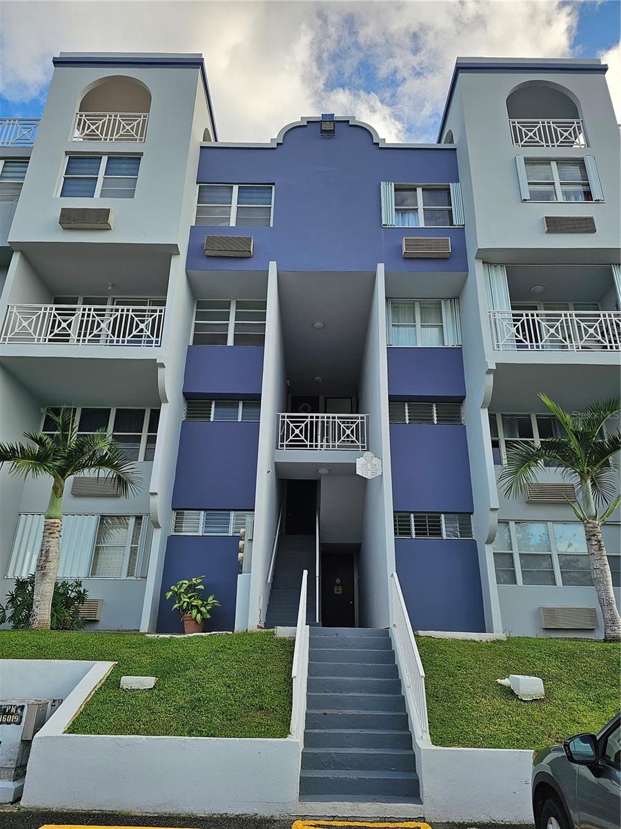 Experience the best of island living in this stunning penthouse apartment overlooking the pool and beautiful maintained common areas. Excelent location with quick acces to major highways. Just minutes to San Juan and Luis Muñoz MarÃn International Airport. Walking distance to renowned shopping centers, restaurants and stores. Close to some of the most popular tourist beaches on the northeast coast. This is the perfect blend of convenience, comfort, and lifestyle! Do not miss out on this incredible opportunity.