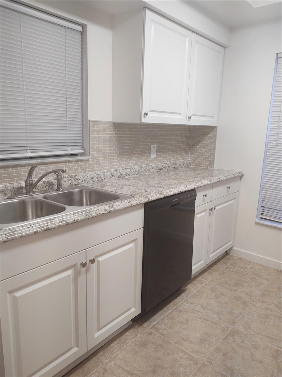 TOWNES SOUTHGATE CONDO TOWNE 07 - Residential Lease