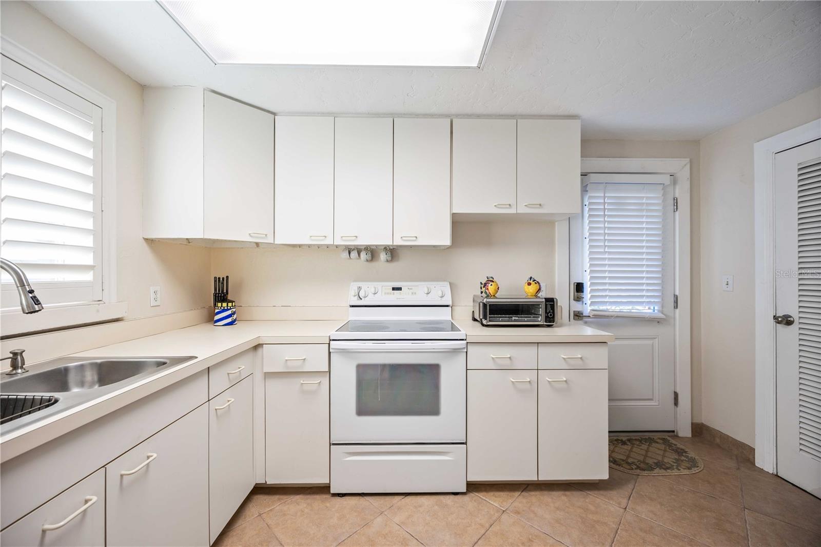 SUNSET BAY - Residential Lease