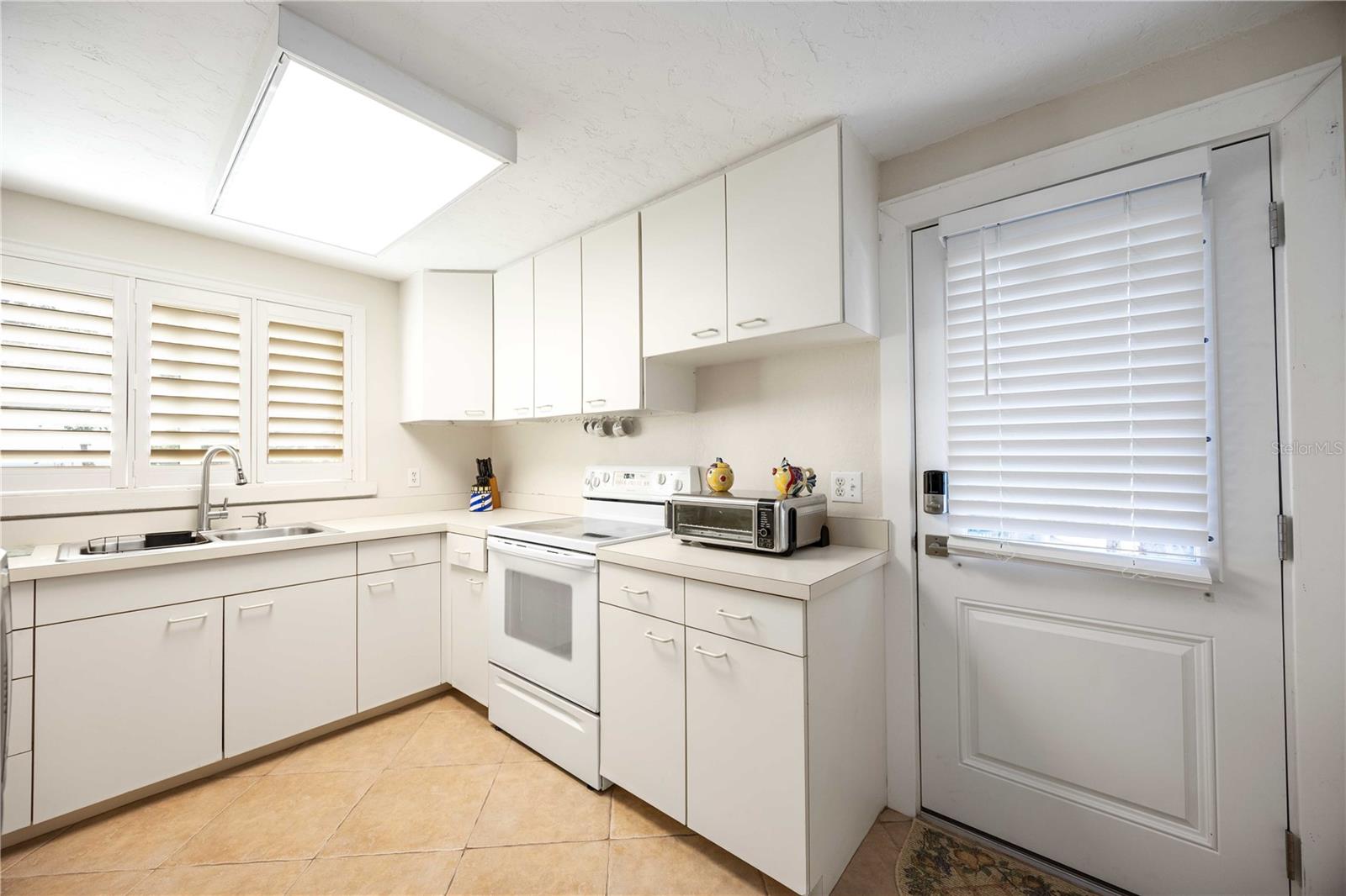 SUNSET BAY - Residential Lease