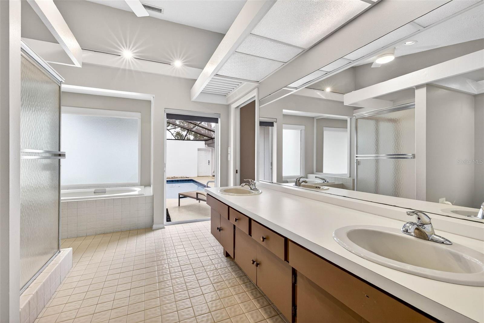 LA VIVA UNIT I - Residential