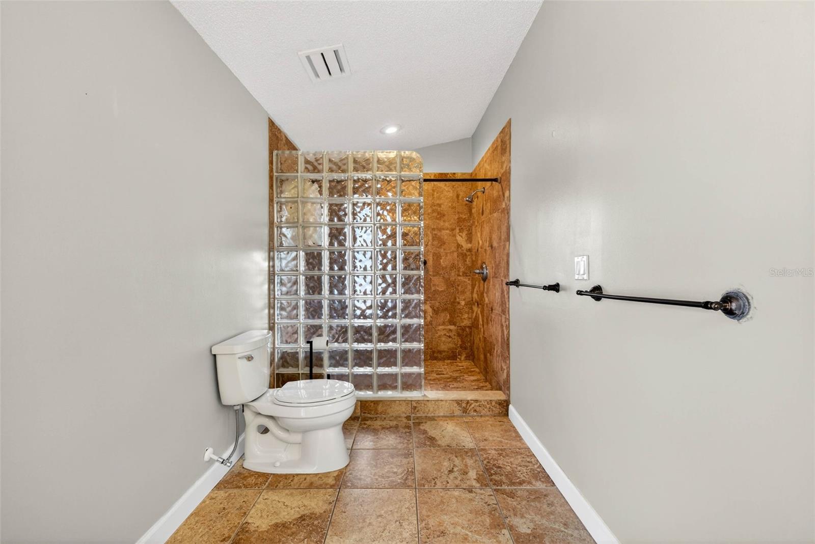 LA VIVA UNIT I - Residential