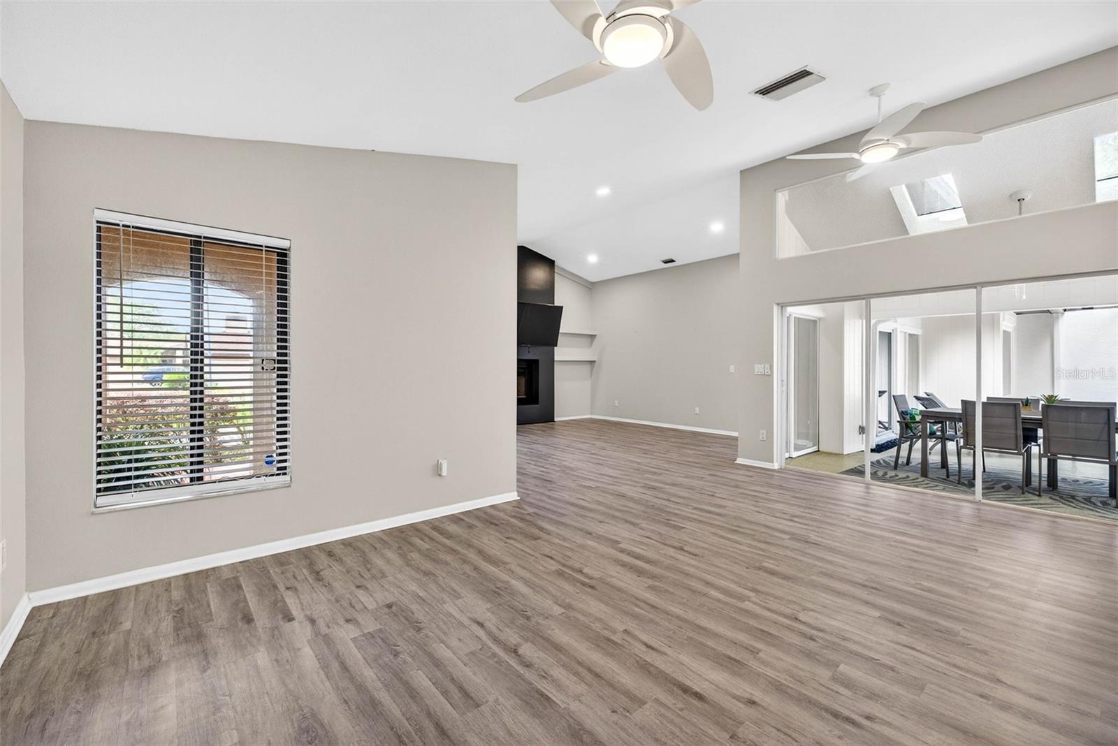 LA VIVA UNIT I - Residential