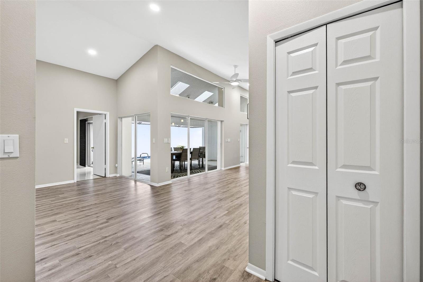 LA VIVA UNIT I - Residential