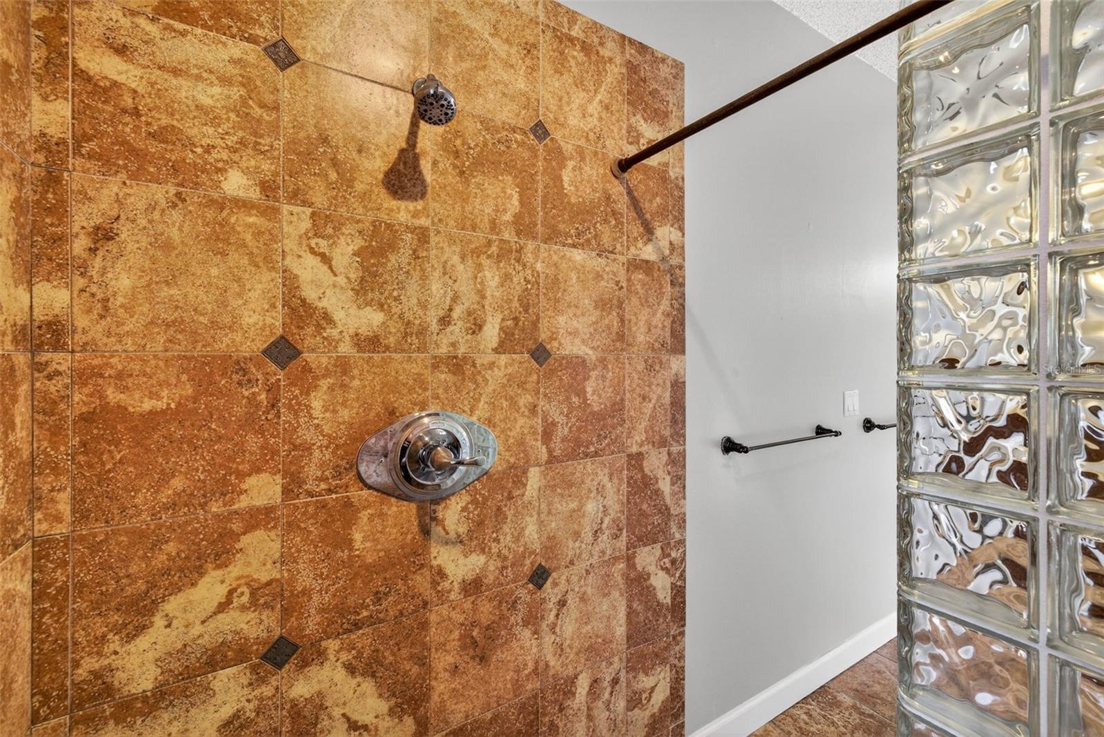 LA VIVA UNIT I - Residential