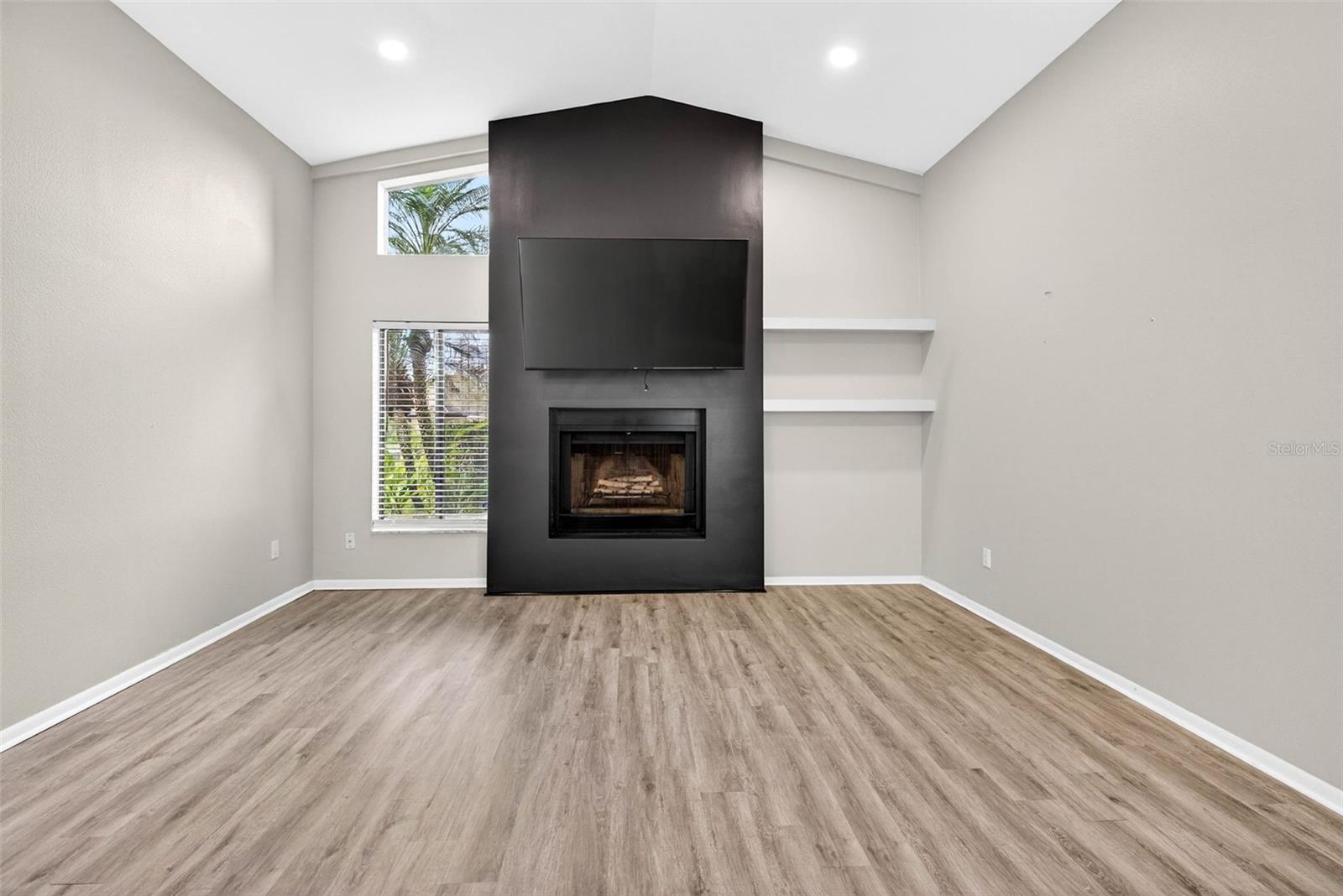 LA VIVA UNIT I - Residential