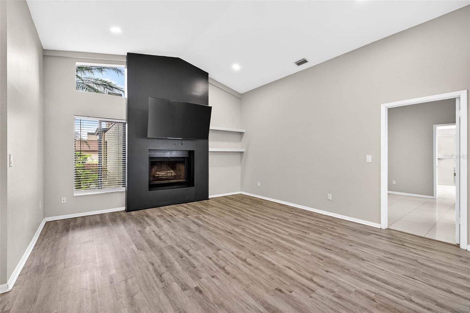 LA VIVA UNIT I - Residential