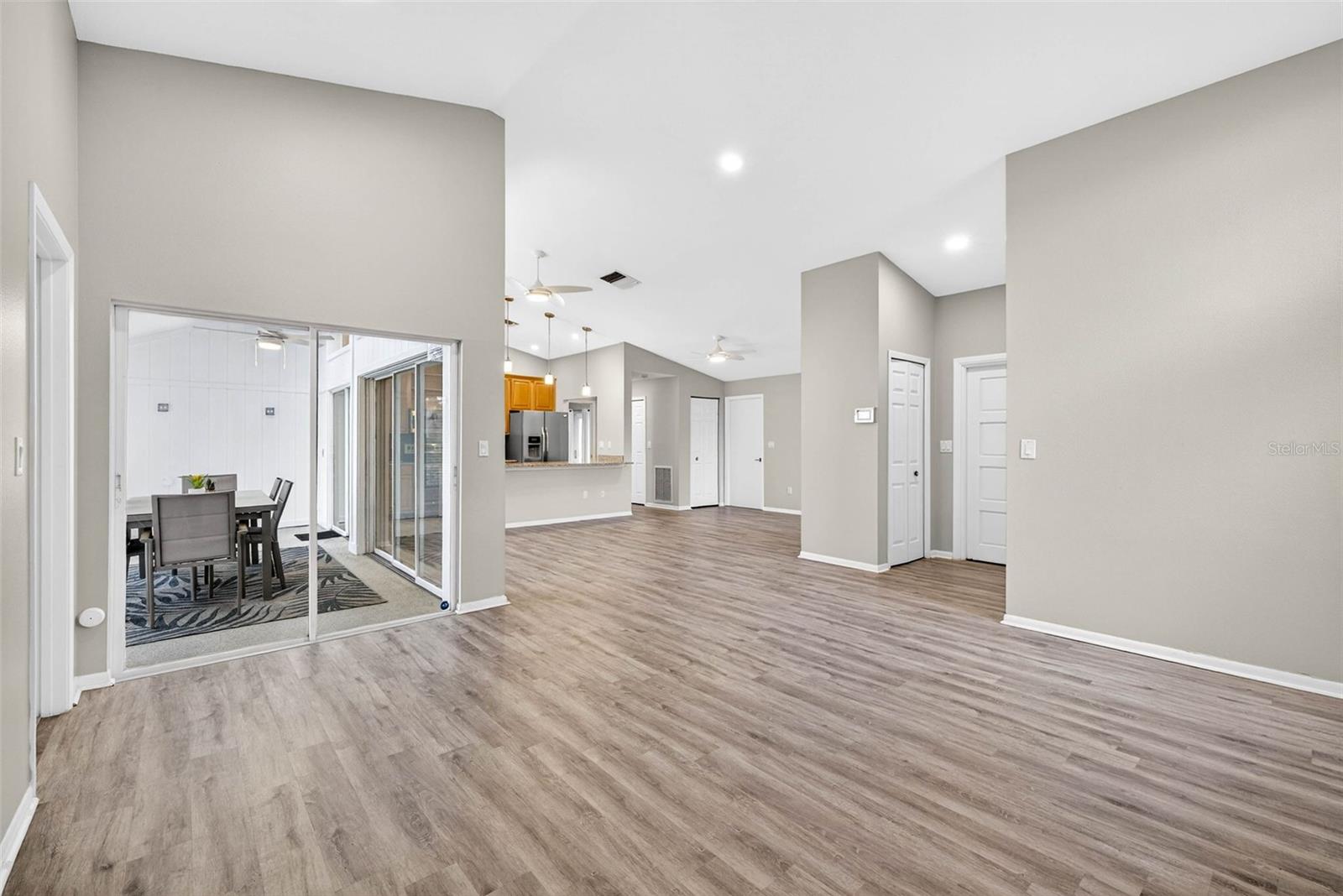 LA VIVA UNIT I - Residential