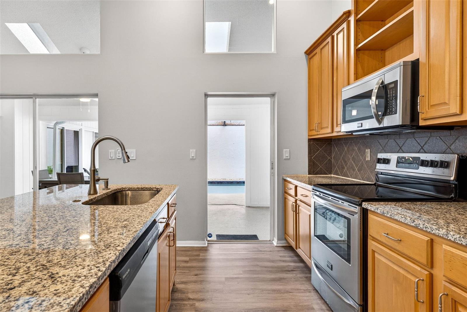 LA VIVA UNIT I - Residential