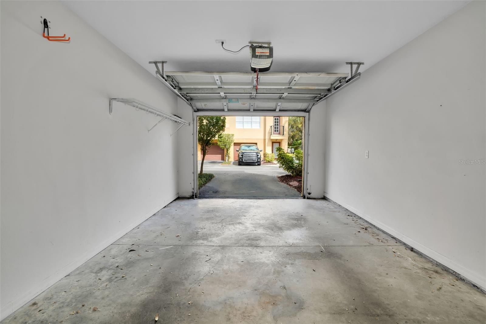 VILLAS OF TOSCANA TWNHMS - Residential Lease