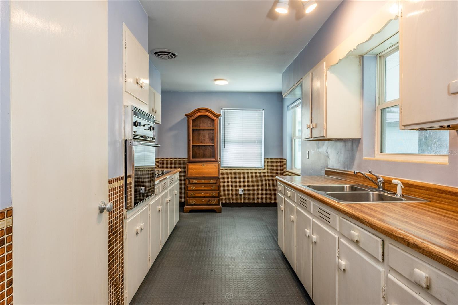 1256 BEL AIRE DRIVE